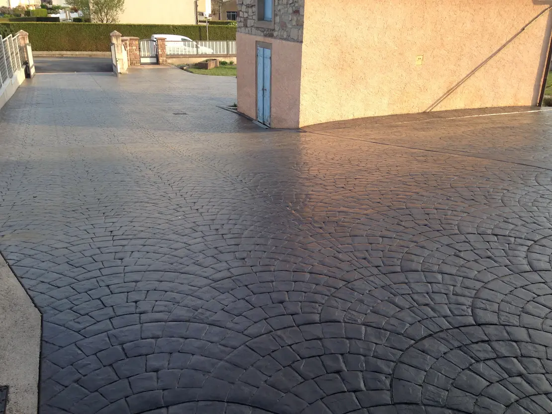 Maison pavée avec du béton imprimé à l'extérieur à Dreux